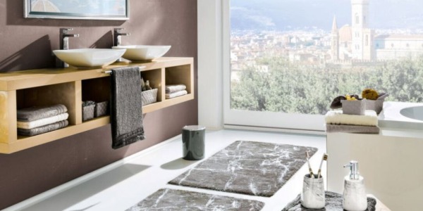 Tapis de bain et caillebotis : comment choisir la meilleure sortie de douche pour une salle de bains élégante et sécurisée